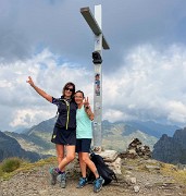 05 Cima Piazzotti-Valpianella (2349 m) -Debora con amica Cristina - Copia